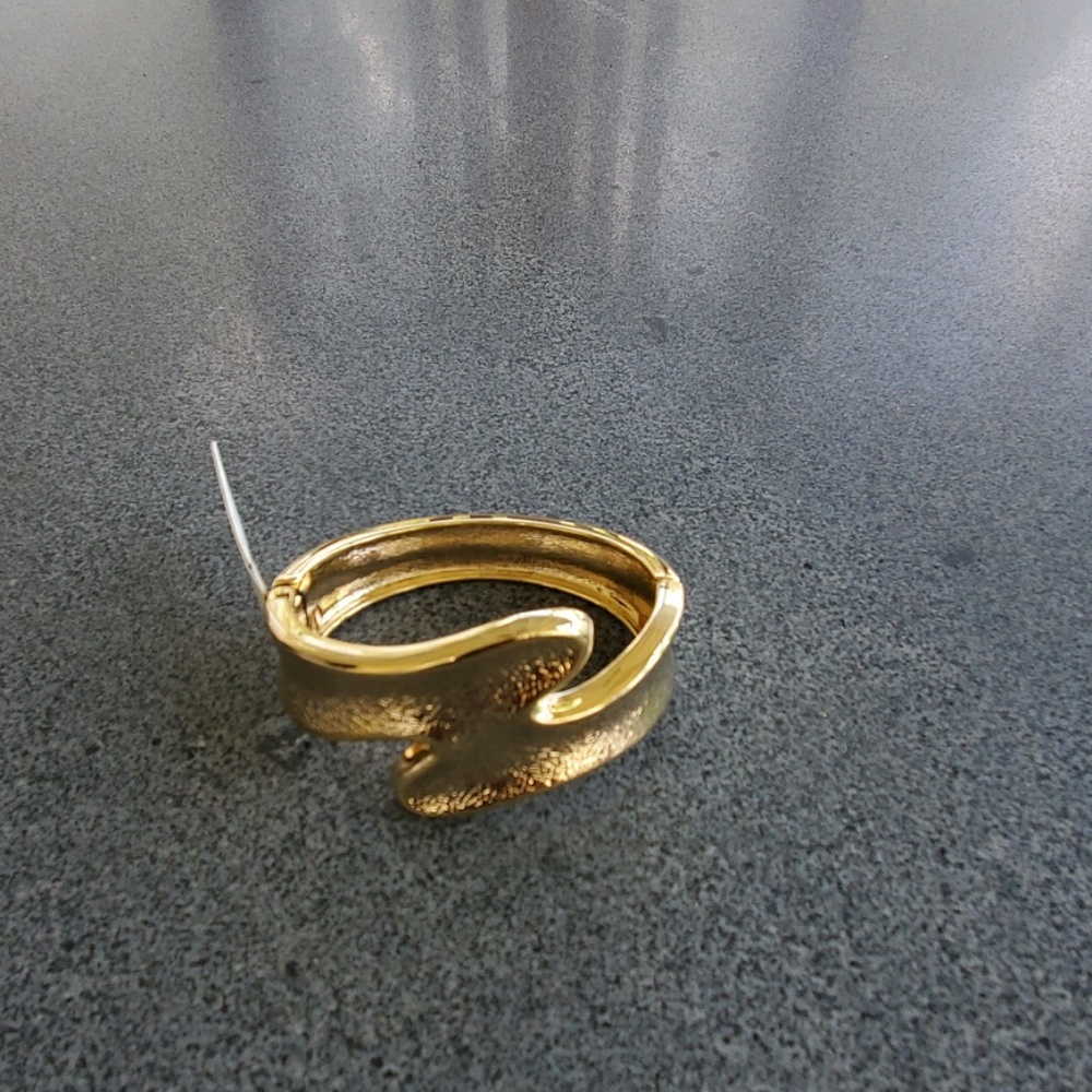 Gold tone bracelet
